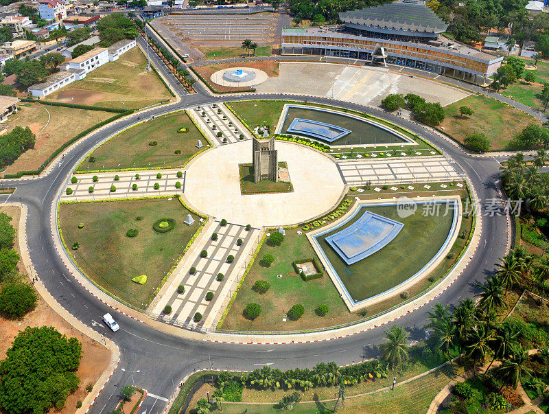 Lomé，多哥-首都的主要广场，独立广场，城市和国家的中心- Palais de Congrés在右上方，独立纪念碑在广场的中心